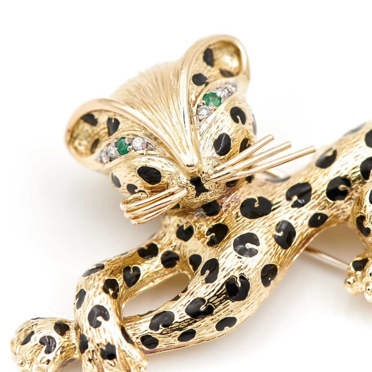 Broche panthère FRED, en or jaune, émeraudes et diamants - Castafiore