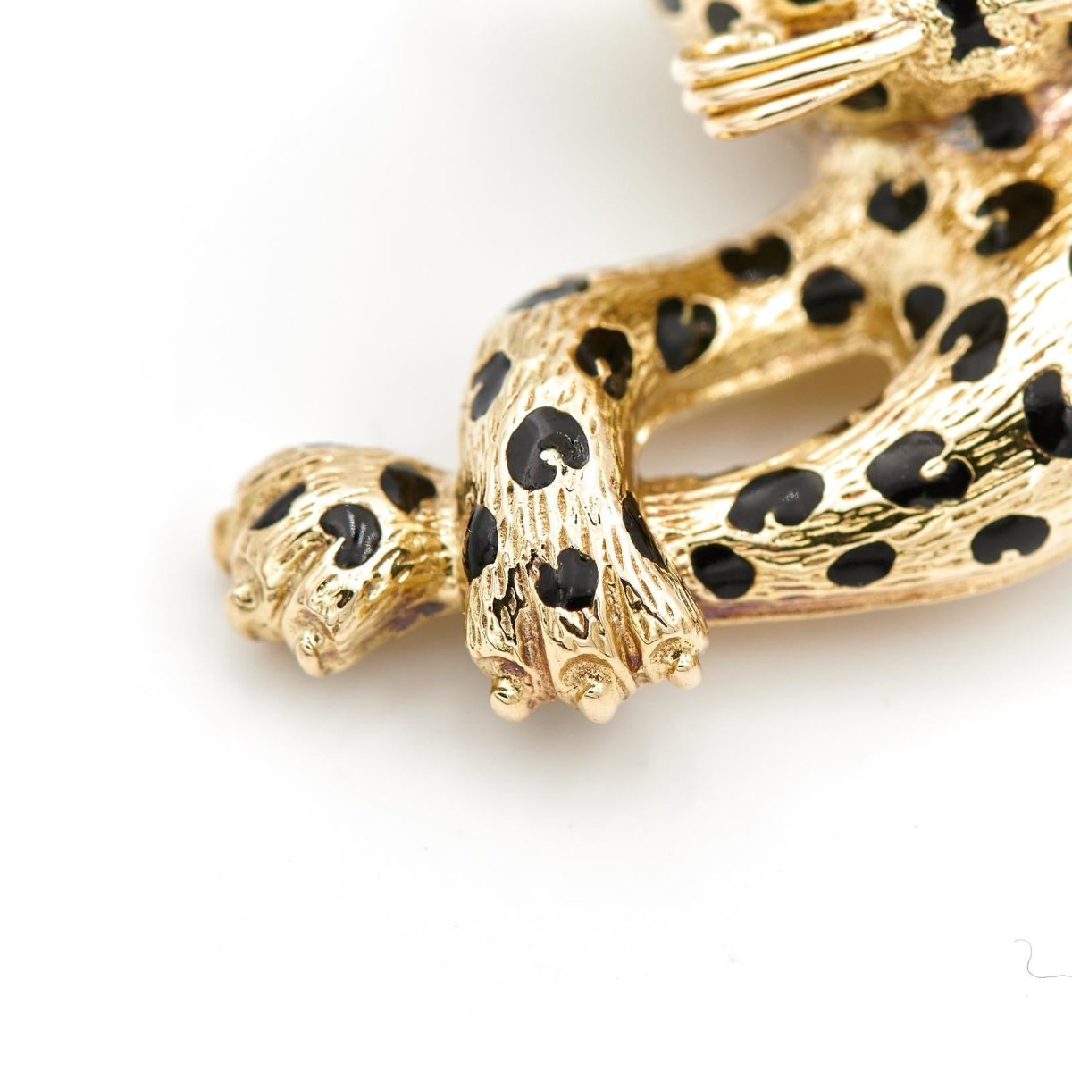 Broche panthère FRED, en or jaune, émeraudes et diamants - Castafiore