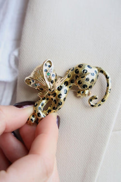 Broche panthère FRED, en or jaune, émeraudes et diamants - Castafiore