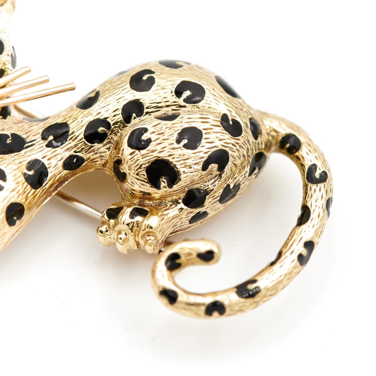 Broche panthère FRED, en or jaune, émeraudes et diamants - Castafiore