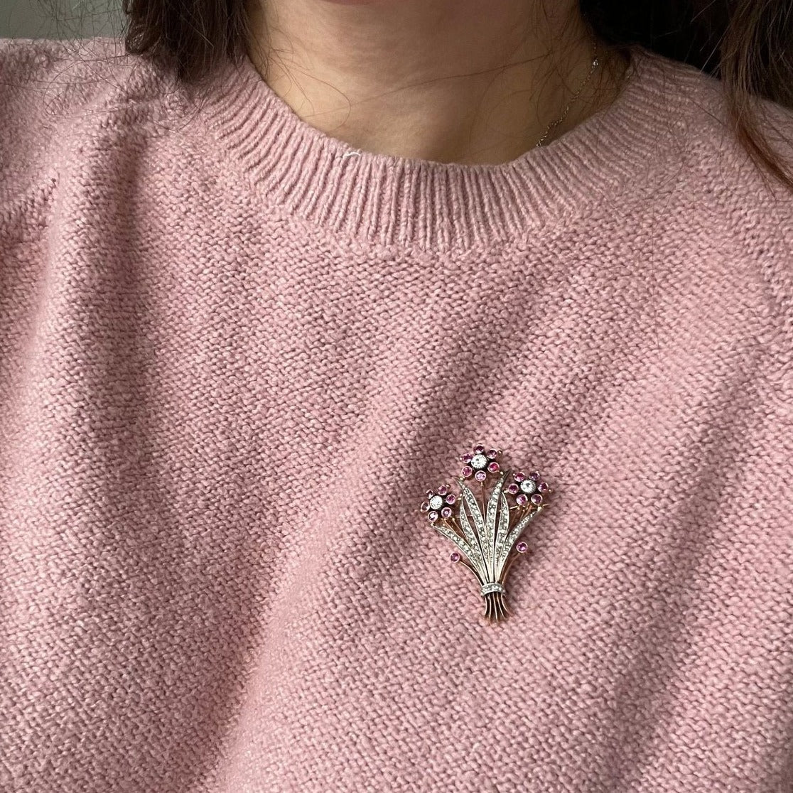 Broche Pendentif Fleur Belle Epoque en Or, Argent, Diamants et Rubis - Castafiore