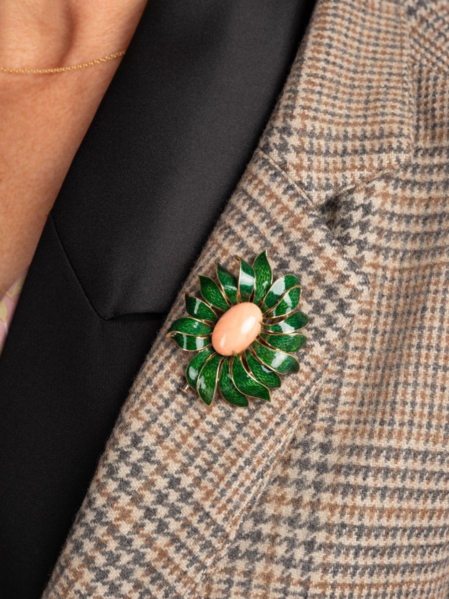 Broche VAN CLEEF & ARPELS en or jaune, émail vert et corail - Castafiore
