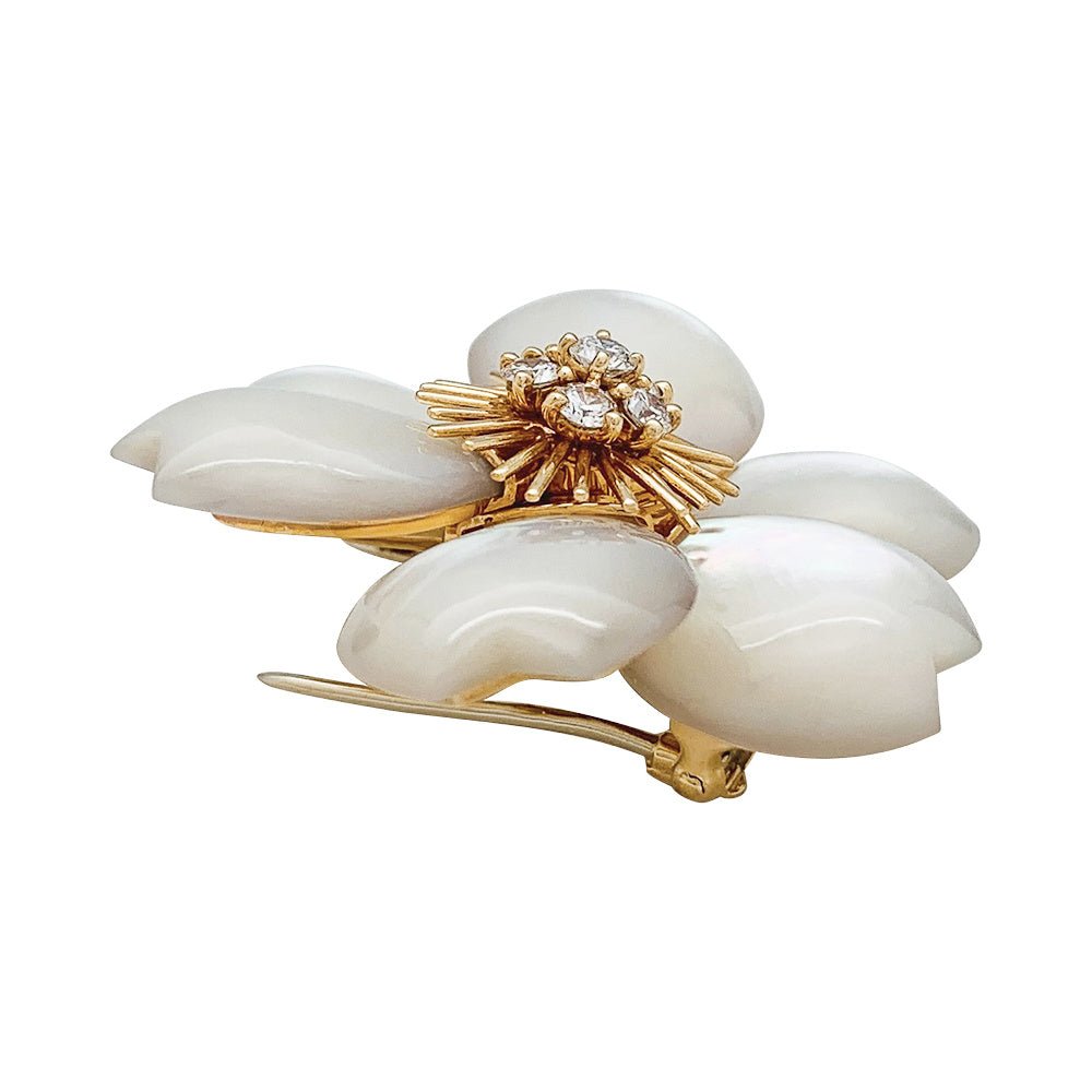 Broche Van Cleef & Arpels " Rose de Noël" en or jaune, diamants et nacre - Castafiore