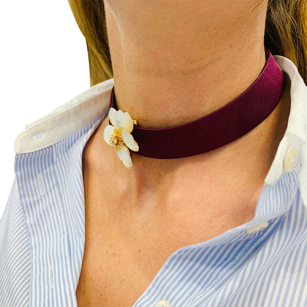 Broche Van Cleef & Arpels " Rose de Noël" en or jaune, diamants et nacre - Castafiore