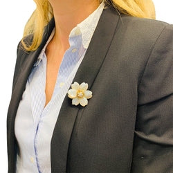 Broche Van Cleef & Arpels " Rose de Noël" en or jaune, diamants et nacre - Castafiore