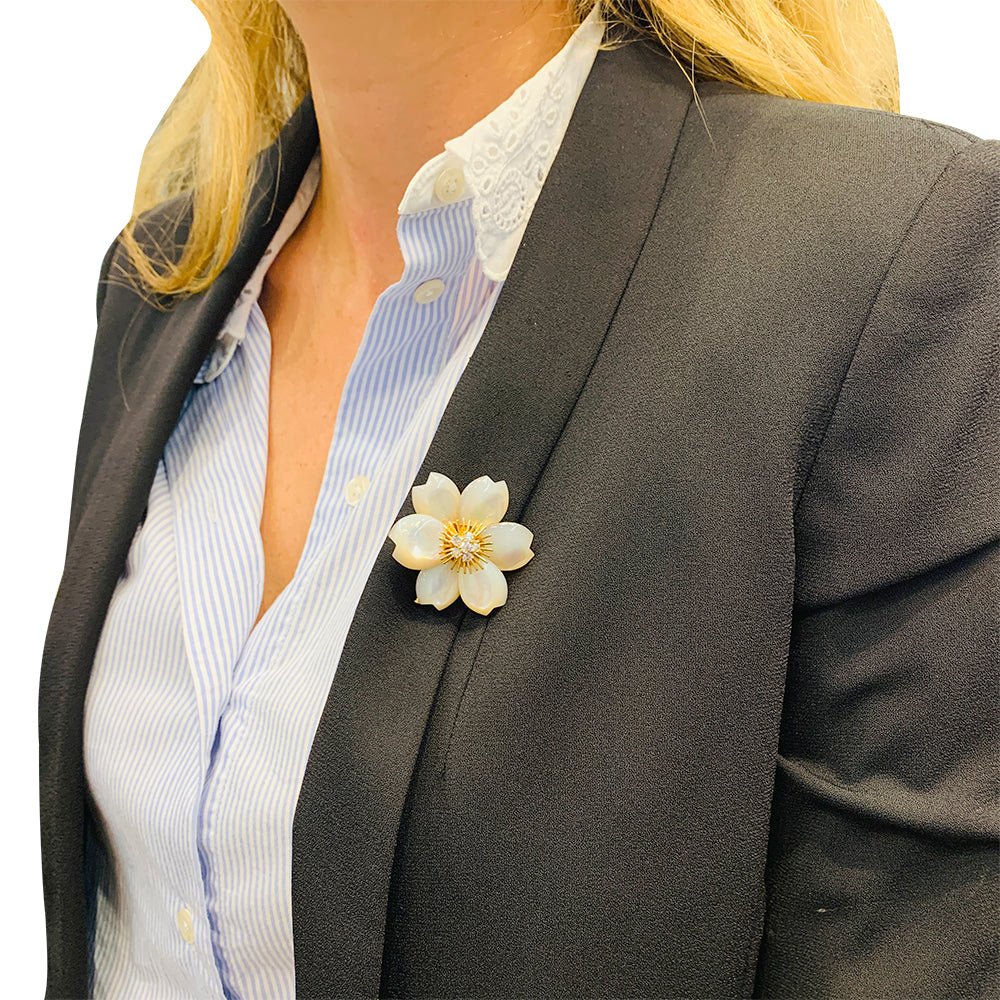 Broche Van Cleef & Arpels " Rose de Noël" en or jaune, diamants et nacre - Castafiore