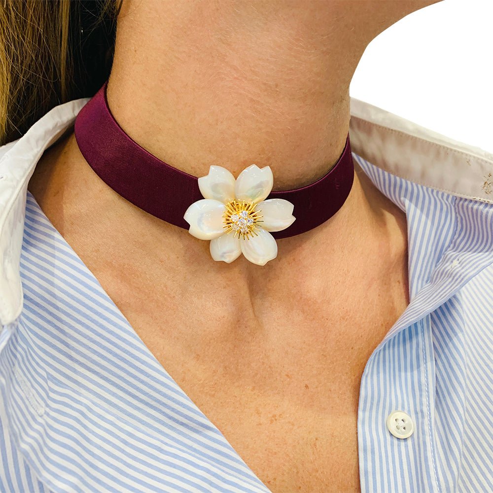 Broche Van Cleef & Arpels " Rose de Noël" en or jaune, diamants et nacre - Castafiore