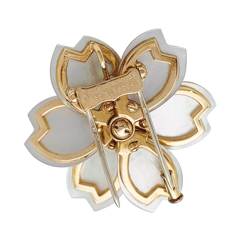 Broche Van Cleef & Arpels " Rose de Noël" en or jaune, diamants et nacre - Castafiore