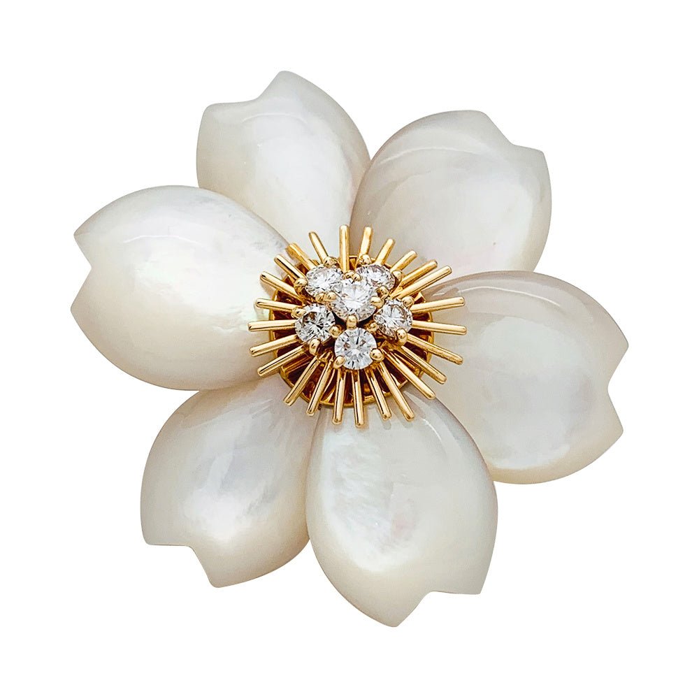 Broche Van Cleef & Arpels " Rose de Noël" en or jaune, diamants et nacre - Castafiore