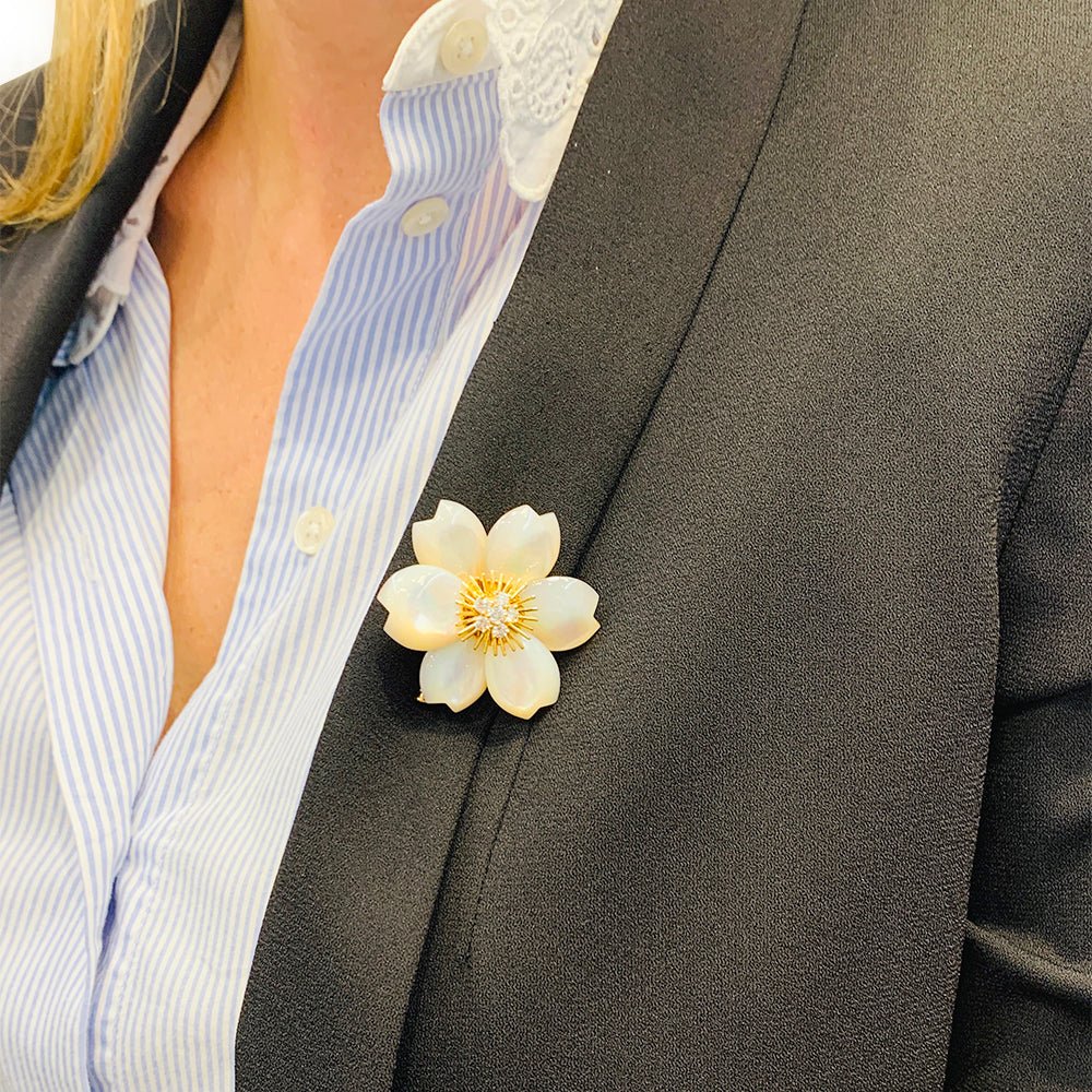 Broche Van Cleef & Arpels " Rose de Noël" en or jaune, diamants et nacre - Castafiore