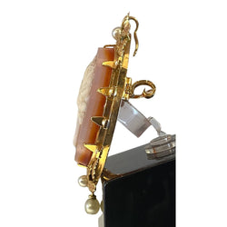 Camée en or 18 carats et agate, profil de femme et perles fines.