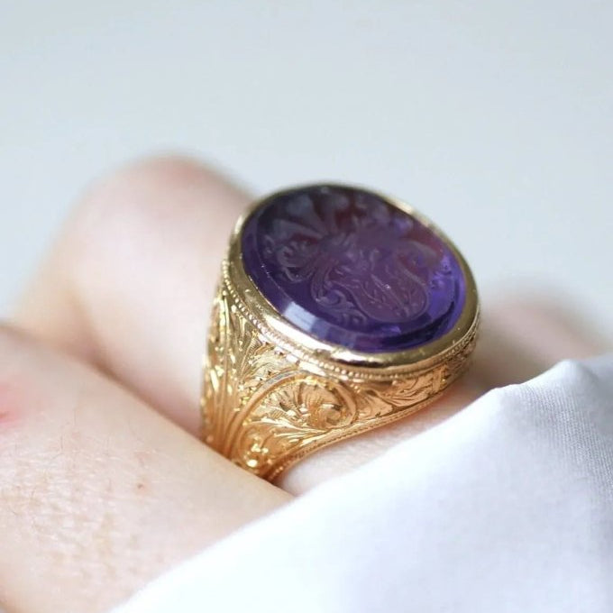 Chevalière intaille héraldique améthyste sur or - Castafiore