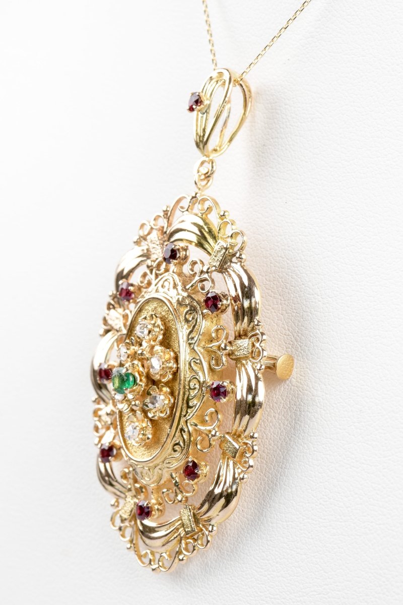 Collier avec pendentif en or jaune 18 carats orné de 6 diamants taille rose de 0.18 carats au total, de 9 rubis ronds de 0.81 carats au total et de une émeraude ronde de 0.11 carats. - Castafiore