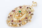 Collier avec pendentif en or jaune 18 carats orné de 6 diamants taille rose de 0.18 carats au total, de 9 rubis ronds de 0.81 carats au total et de une émeraude ronde de 0.11 carats. - Castafiore
