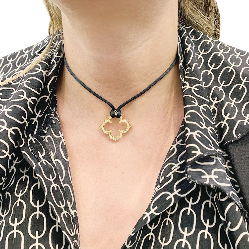 Collier CARTIER "Trèfle Gothique"en or jaune et diamants. - Castafiore