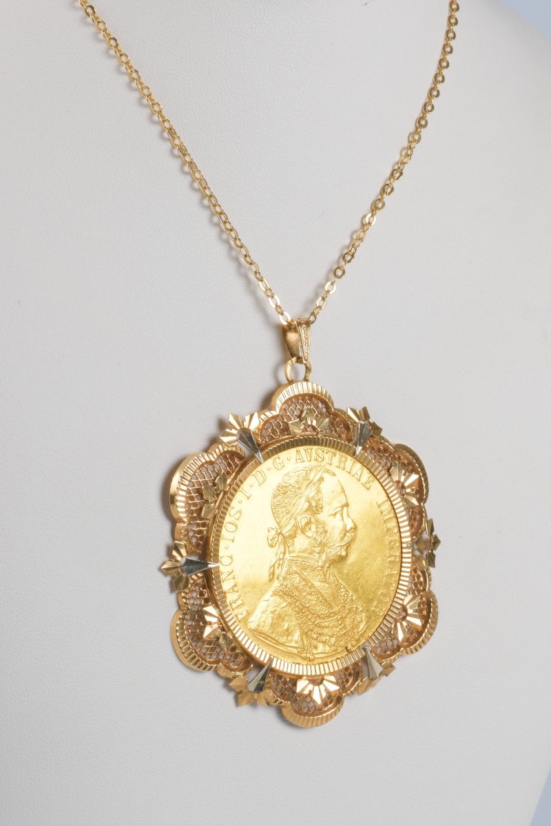 Collier composé d'une chaine en or jaune 18 carats et d'un pendentif avec une pièce en ore jaune 18 carats 4 Ducats. - Castafiore