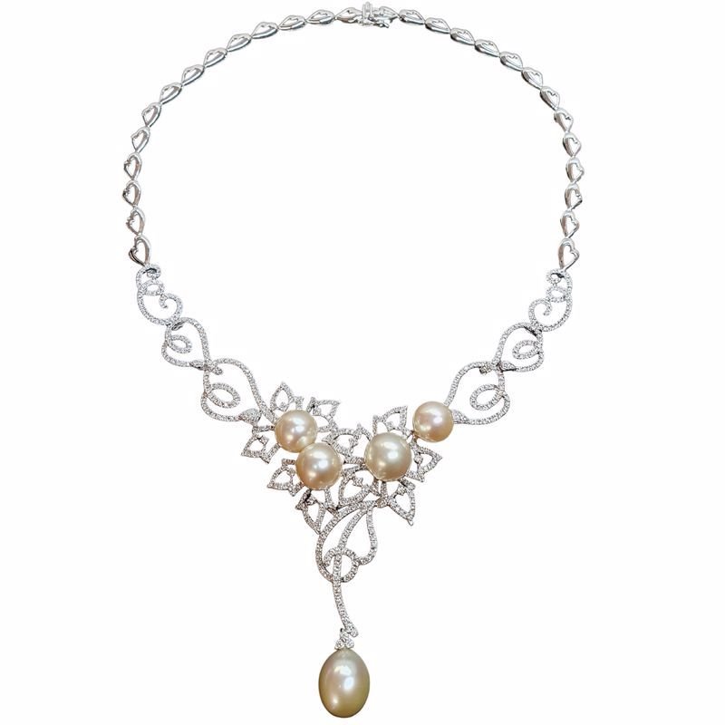 Collier Couture Arabesque en or blanc 18 carats, diamants et perles des Mers du Sud - Castafiore