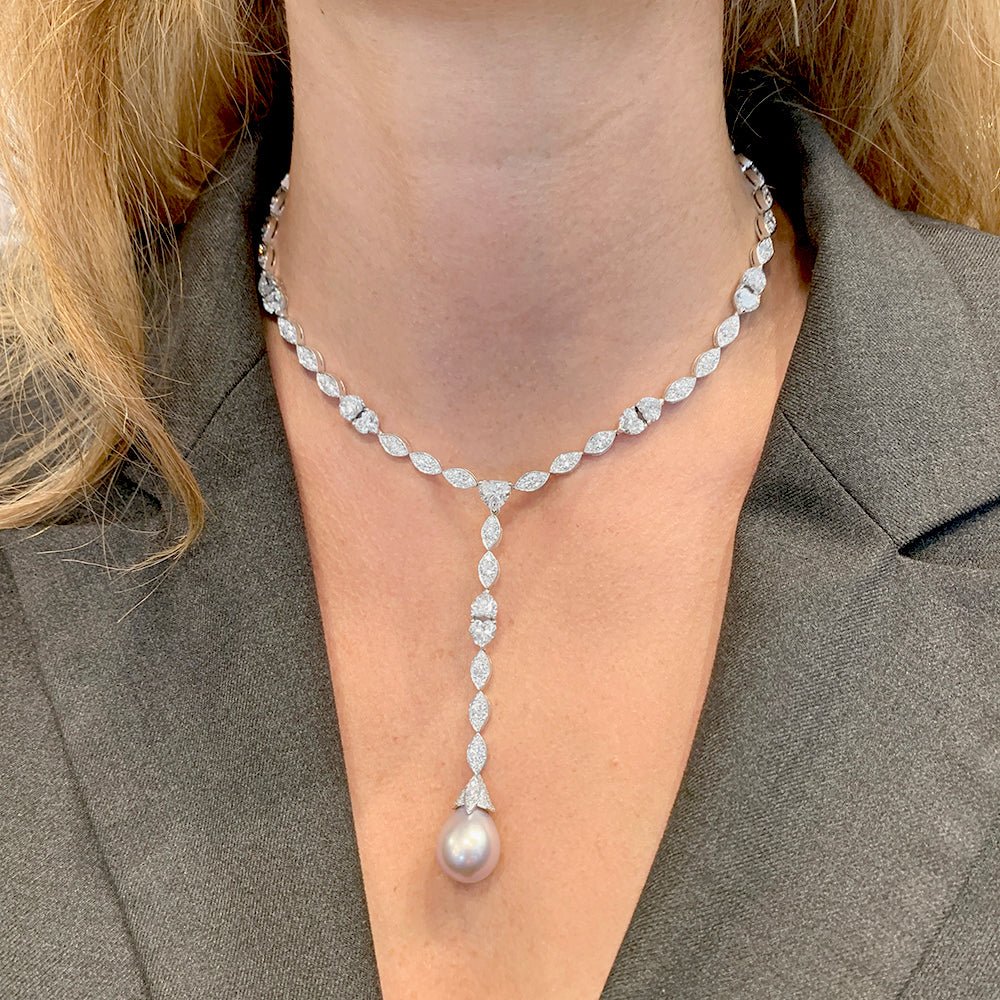 Collier cravate CARTIER, "Amour", or blanc, diamants, perle de Tahiti - Castafiore