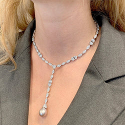 Collier cravate CARTIER, "Amour", or blanc, diamants, perle de Tahiti - Castafiore