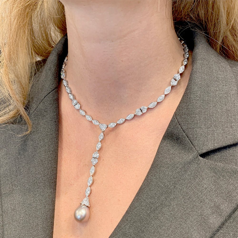 Collier cravate CARTIER, "Amour", or blanc, diamants, perle de Tahiti - Castafiore