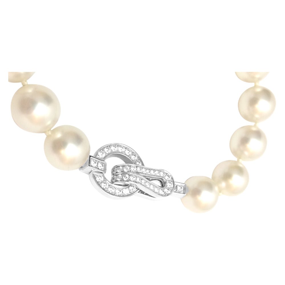Collier de perles CARTIER collection "Agrafe", fermoir en or blanc et diamants - Castafiore