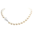 Collier de perles CARTIER collection "Agrafe", fermoir en or blanc et diamants - Castafiore