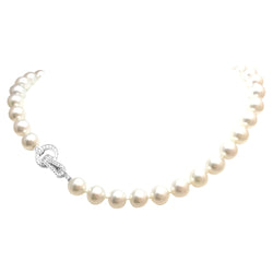 Collier de perles CARTIER collection "Agrafe", fermoir en or blanc et diamants - Castafiore