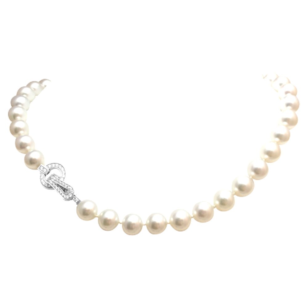 Collier de perles CARTIER collection "Agrafe", fermoir en or blanc et diamants - Castafiore