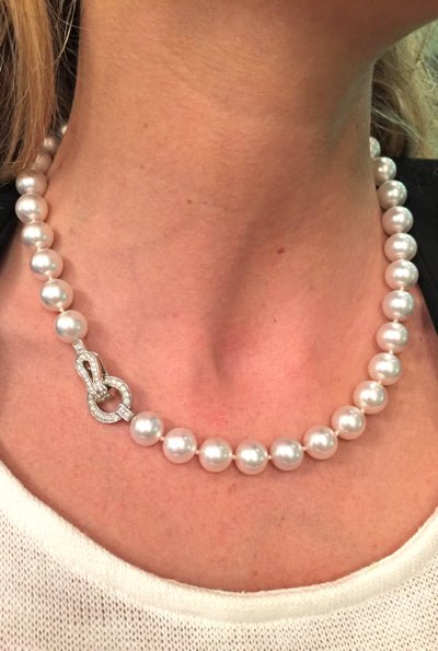 Collier de perles CARTIER collection "Agrafe", fermoir en or blanc et diamants - Castafiore