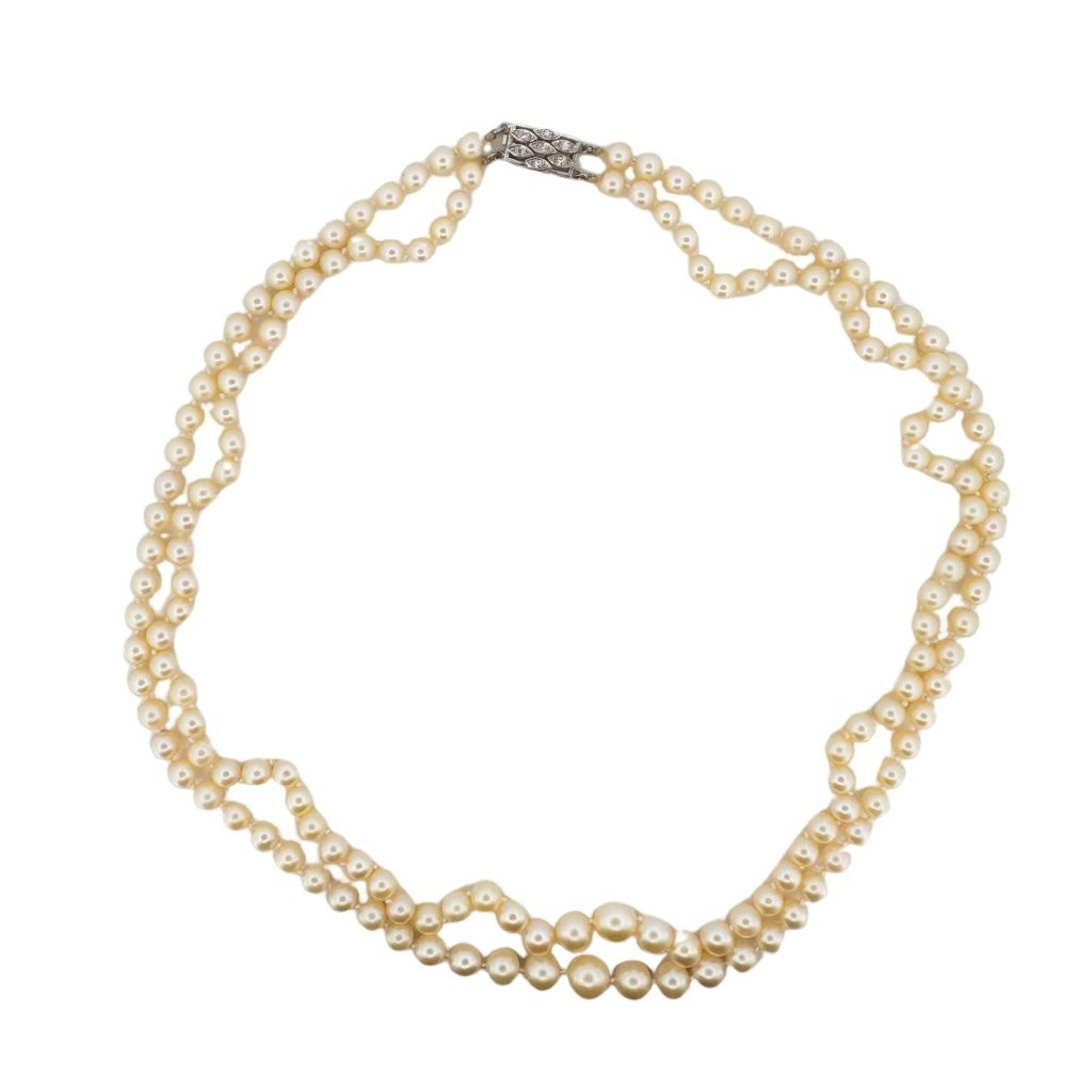 Collier de perles deux rangs avec fermoir en or blanc et diamants. - Castafiore