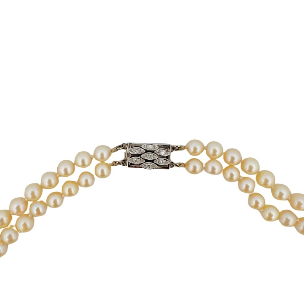Collier de perles deux rangs avec fermoir en or blanc et diamants. - Castafiore
