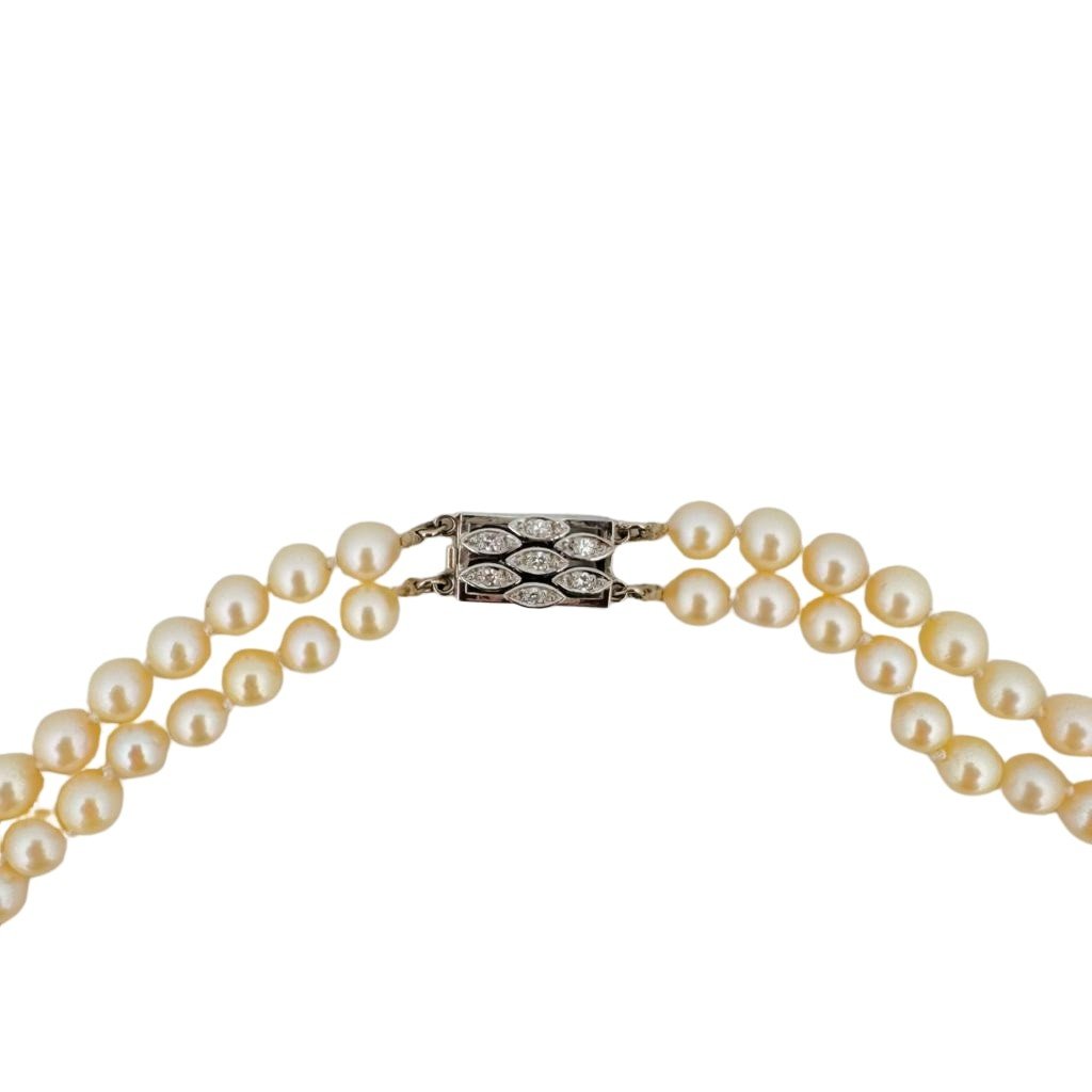 Collier de perles de culture baroque et son fermoir ancien Collier de perles de culture baroque et son fermoir ancien
