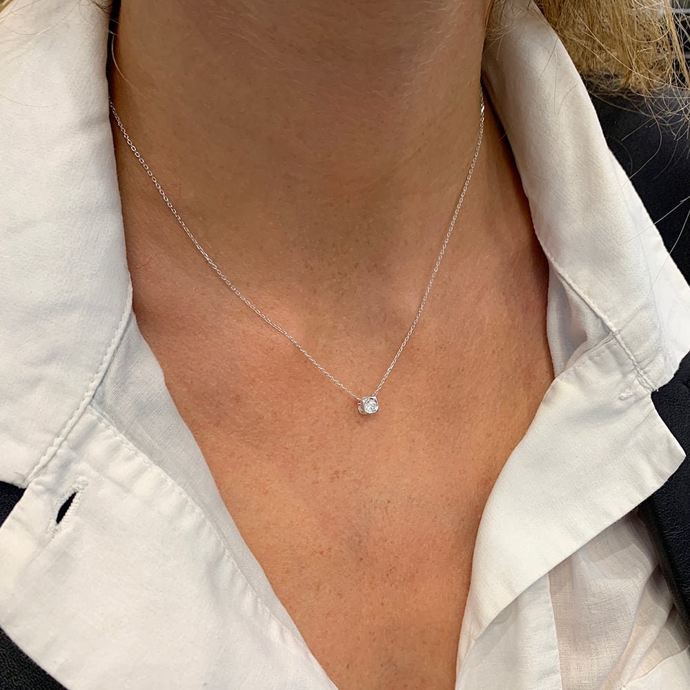 Collier Dinh Van, "Le Cube", or blanc, diamant - Castafiore