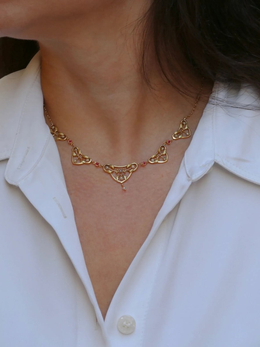 Collier draperie Art Nouveau en or jaune, perles fines et pierres roses - Castafiore