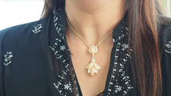 Collier en or jaune, cabochons de corail et diamants - Castafiore