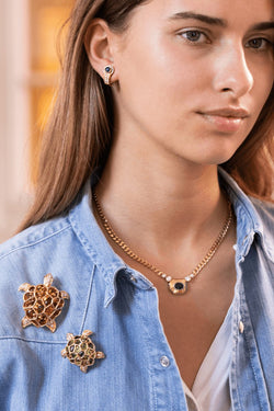 Collier en or jaune, motif central avec un saphir cabochon et des diamants - Castafiore