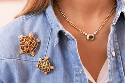 Collier en or jaune, motif central avec un saphir cabochon et des diamants - Castafiore