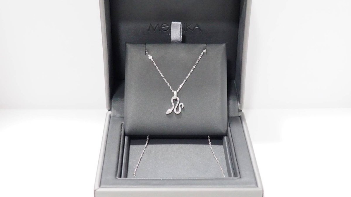 Collier Messika "Snake" en or blanc et diamants - Castafiore