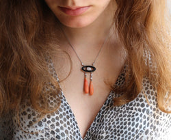 Collier Négligé en or blanc, corail, onyx et diamants - Castafiore