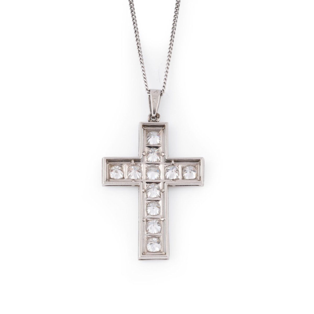 Collier or blanc avec pendentif croix Art Déco en platine et diamants - Castafiore