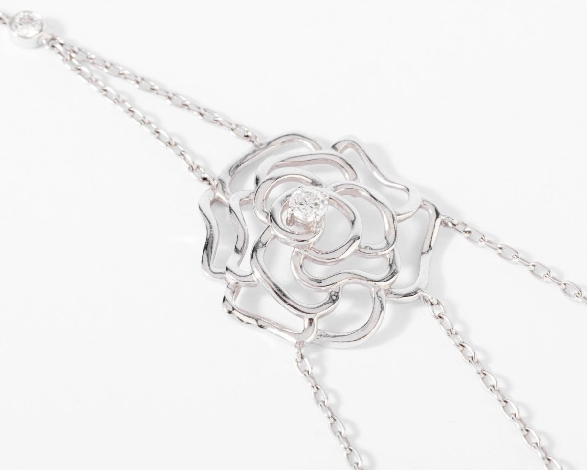 Collier or gris et motifs en fleurs en diamant - Castafiore