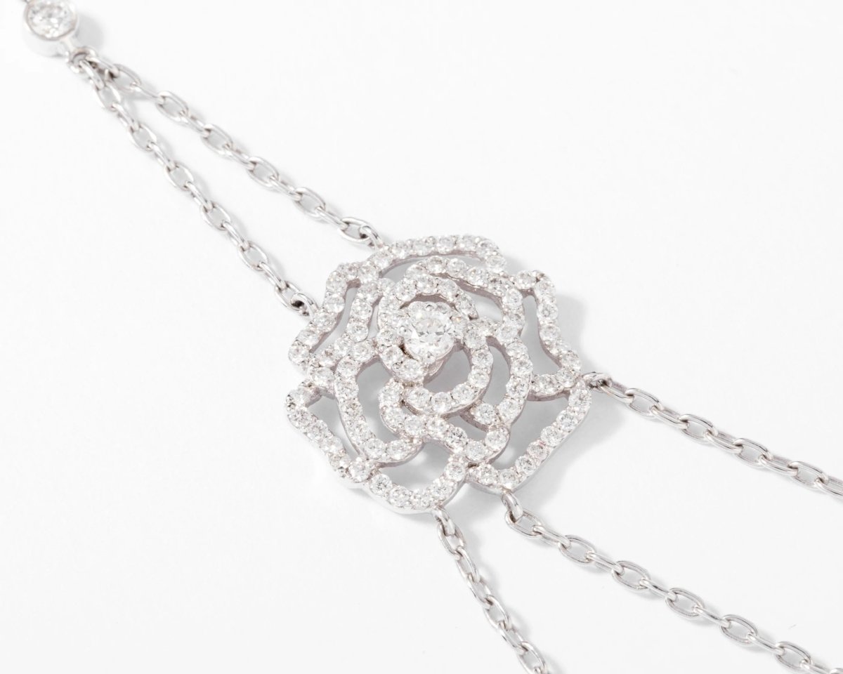 Collier or gris et motifs en fleurs en diamant - Castafiore