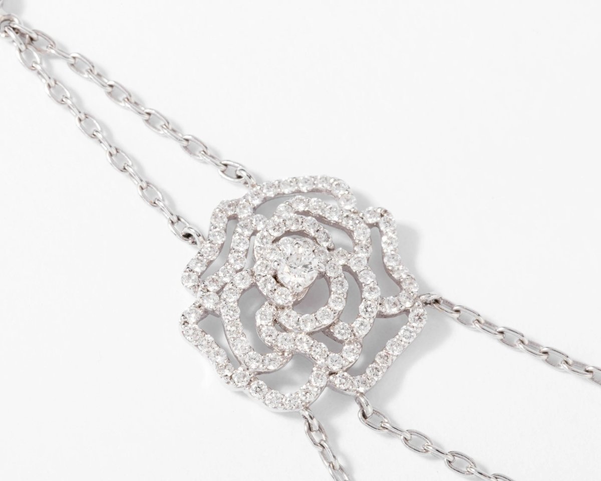 Collier or gris et motifs en fleurs en diamant - Castafiore