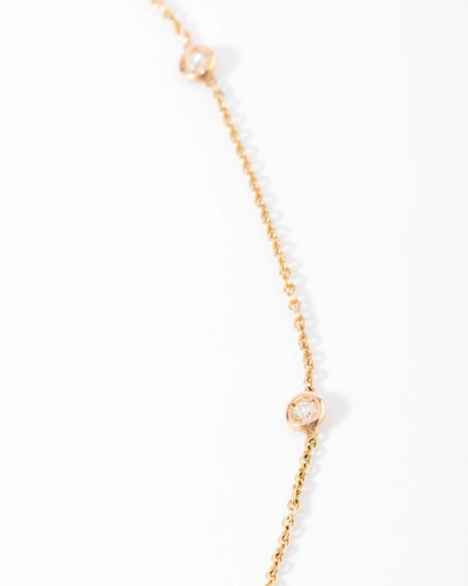 Collier or jaune intercalé de 9 diamants sur maille forçat en sertis clos. - Castafiore