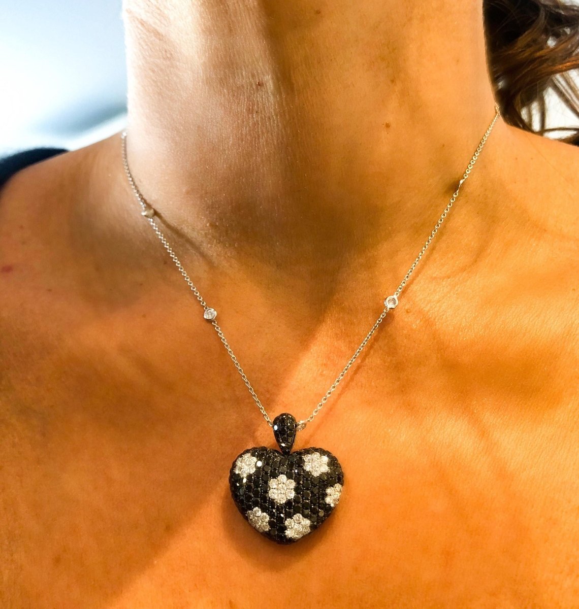 Collier ornée d'un pendentif formant un cœur en diamant noirs et blancs - Castafiore