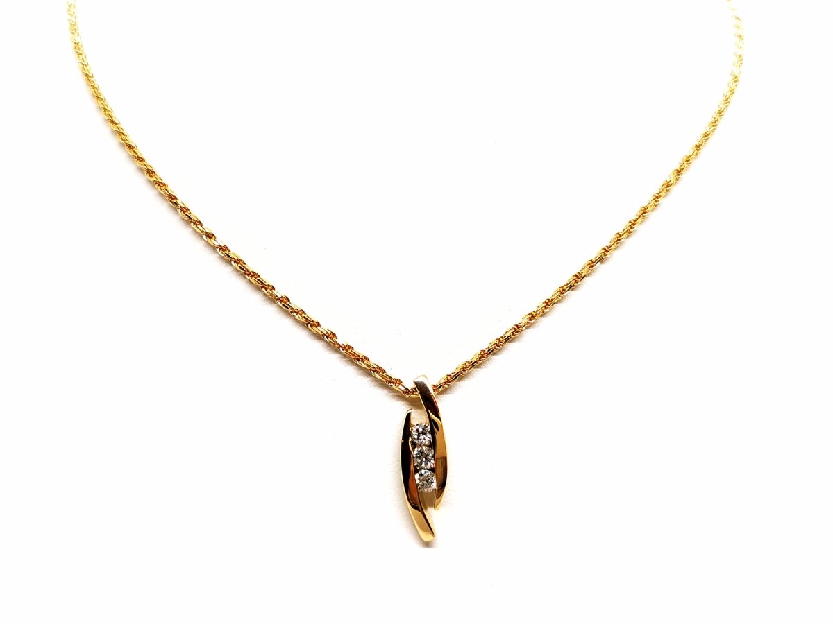 Collier Pendentif trilogie en or jaune et diamants - Castafiore