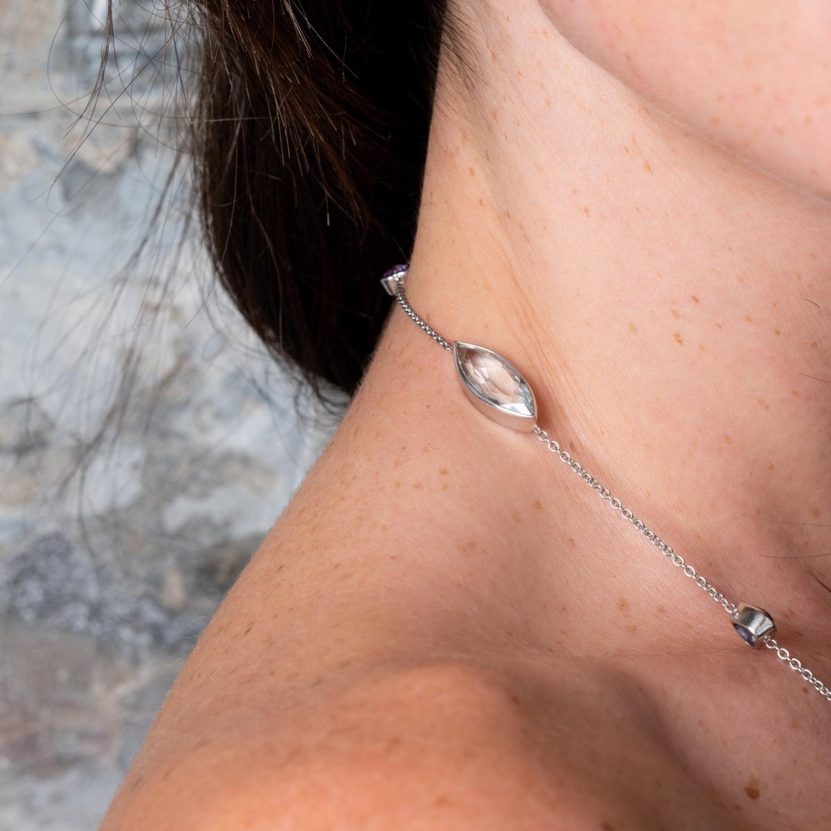 Collier Sautoir multicolore en or blanc, saphirs, améthystes et aigue marine - Castafiore