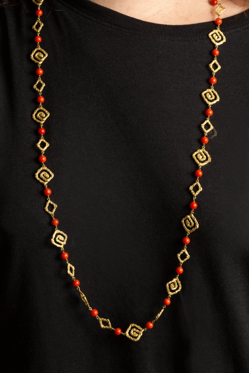 Collier TABBAH composé de maillons or jaune et perles de corail signé - Castafiore