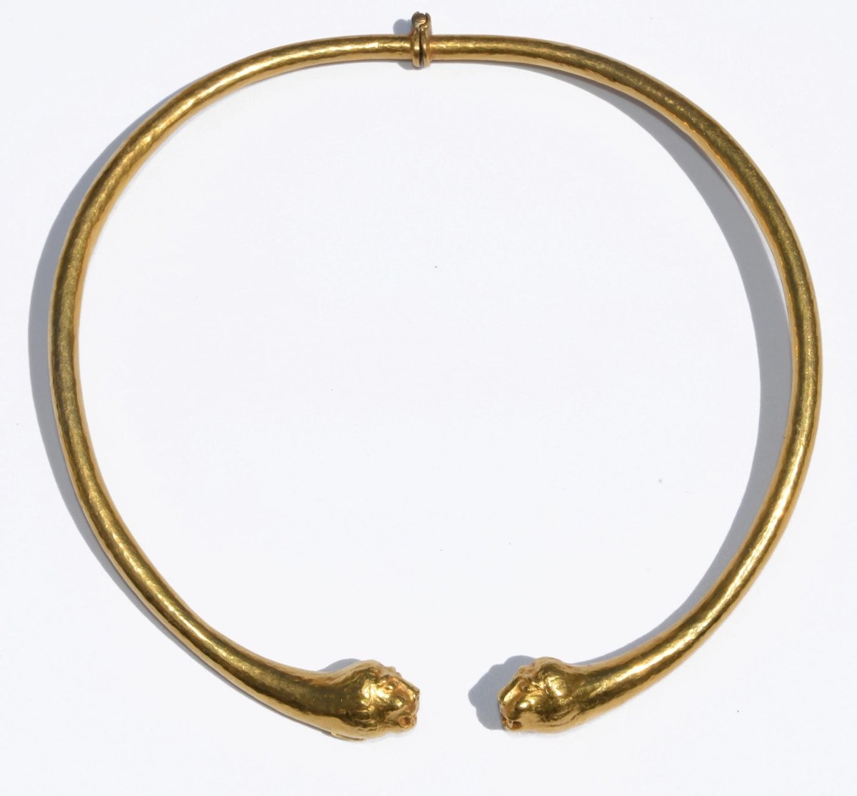 Collier torque de la maison Zolotas en or jaune martelé - Castafiore