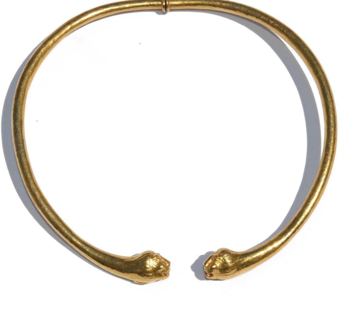 Collier torque de la maison Zolotas en or jaune martelé - Castafiore